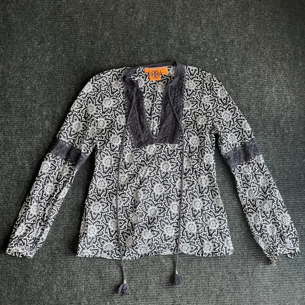 Tory Burch Tunic Top Womens 8 Navy Blue White Medallion Lace V-Neck Tassel Boho